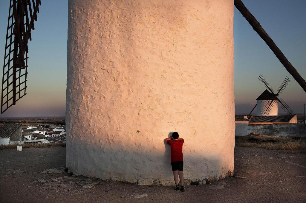 Enjambre de luces sobre fondo&nbsp;gris